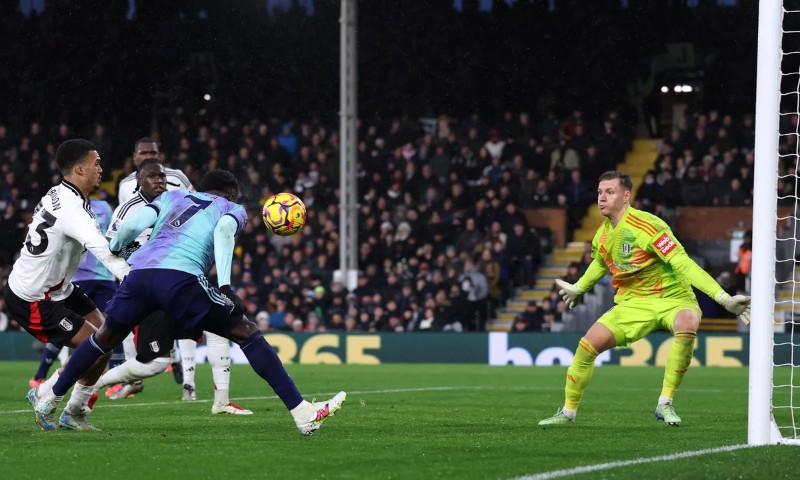 Arsenal bung sức để đánh bại Fulham